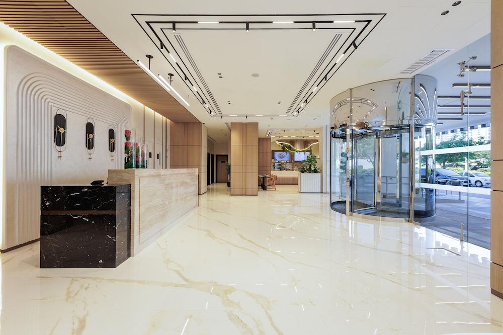 Holiday Inn Dubai Village Circle — 8