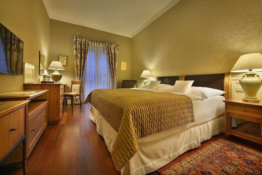 MARROL'S HOTEL — 7