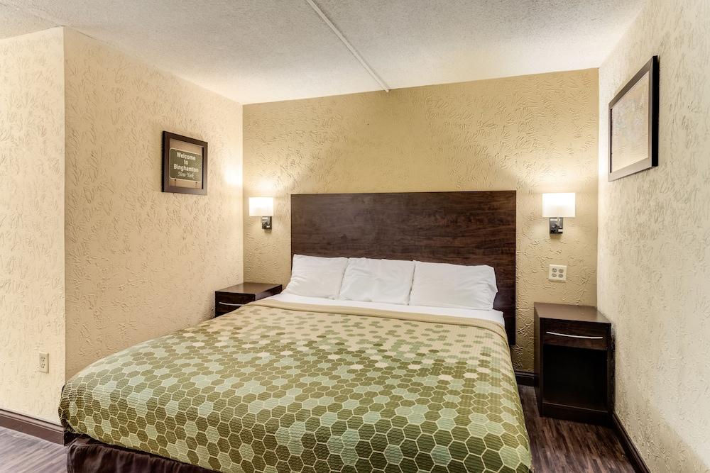 Econo Lodge Inn And Suites — 4