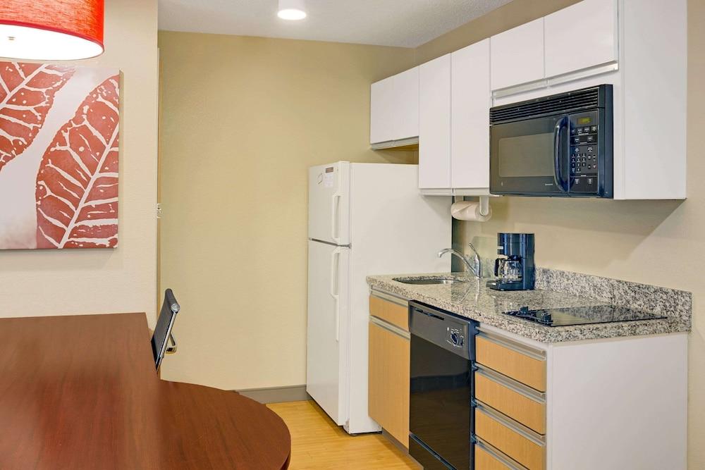 MainStay Suites Detroit Farmington Hills — 7