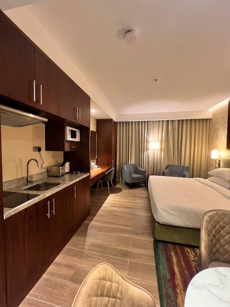 City Seasons Suites Dubai — 10
