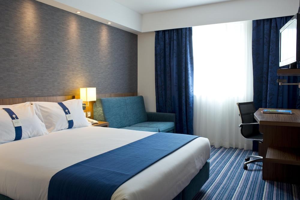 Holiday Inn Express Wakefield — 8