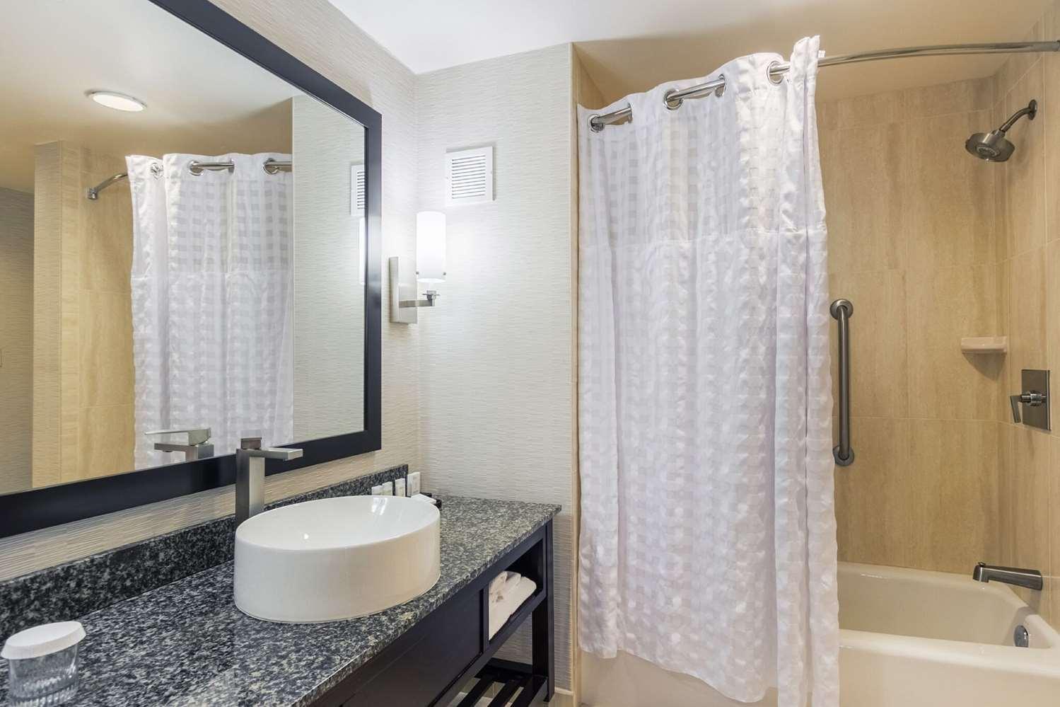 Embassy Suites by Hilton Newark Airport — 2