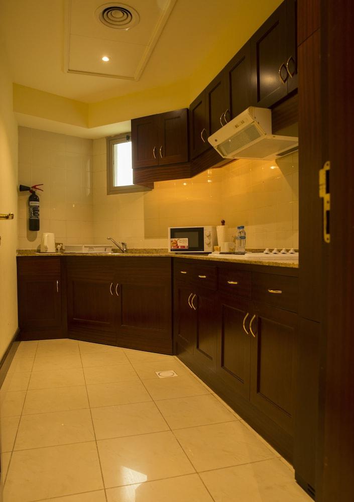 City Seasons Suites Dubai — 8