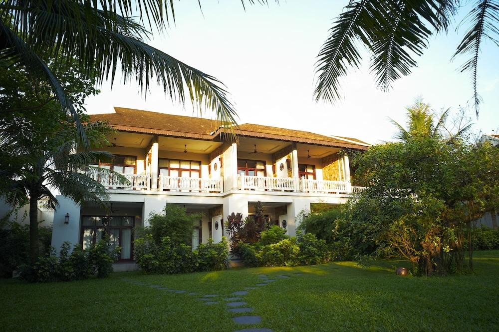 Lapochine Beach Resort 1076208
