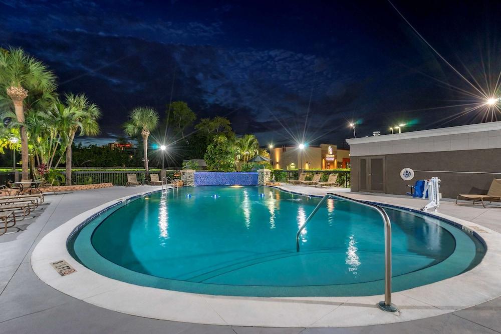 Comfort Inn & Suites St. Pete - Clearwater International Airport — 1
