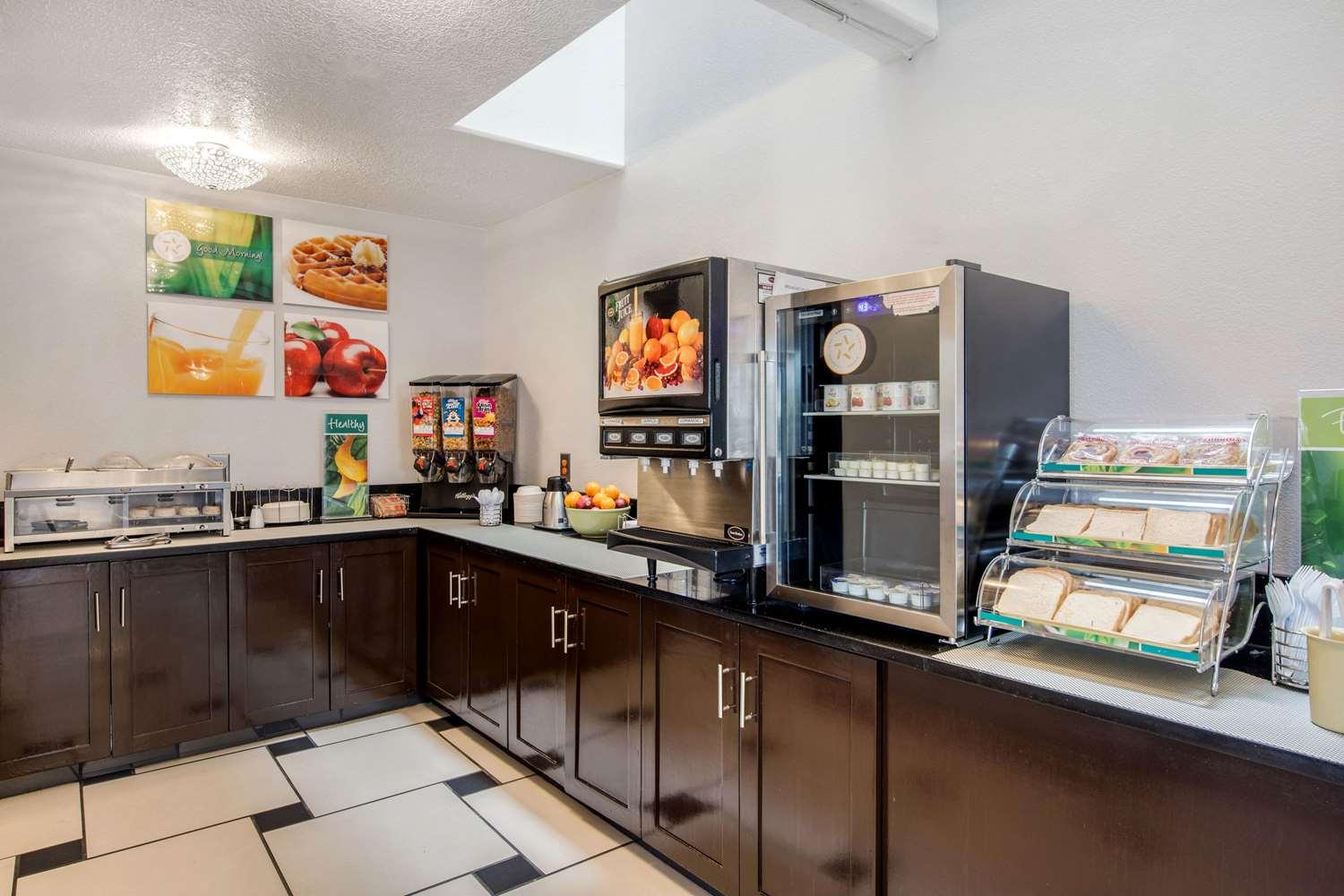 Quality Inn & Suites Albuquerque North Near Balloon Fiesta Park — 3