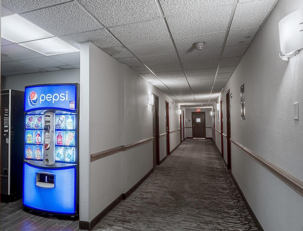 Red Roof Inn & Suites Hermitage — 6