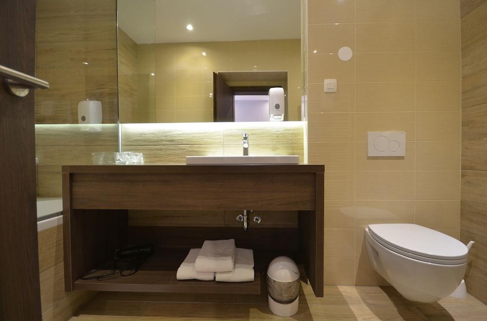 Emonec Hotel 940435 — 9