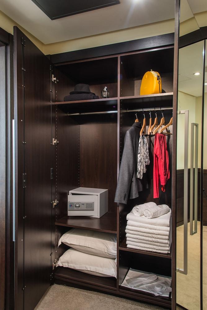 ROSSLYN CENTRAL PARK HOTEL — 8