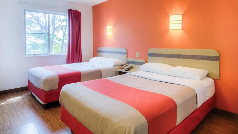 Motel6 Gatlinburg, TN - Smoky Mountains — 10