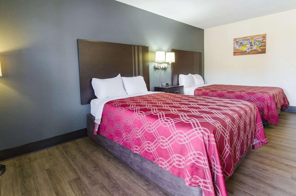 Econo Lodge Near Motor Speedway — 9