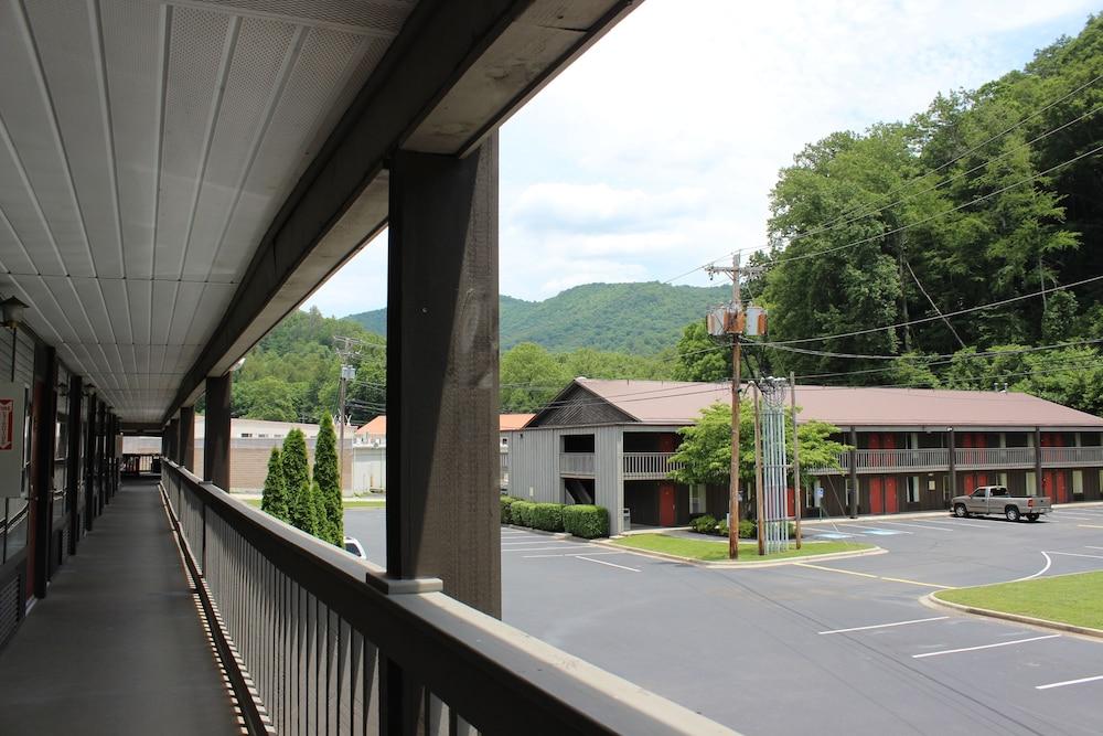 GREAT SMOKIES INN CHEROKEE — 9