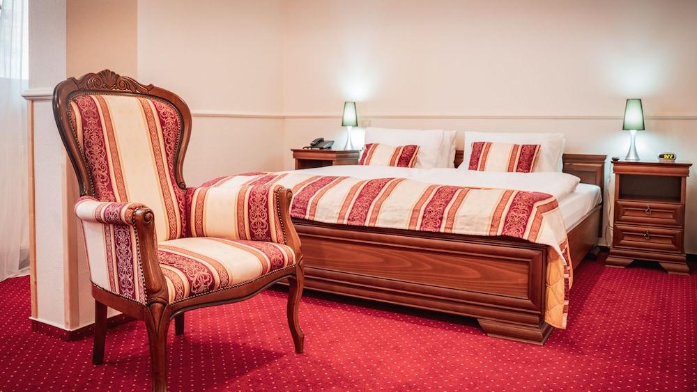 BEST WESTERN HOTEL CAPITAL — 10
