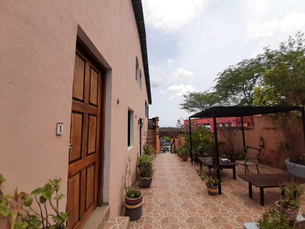 El Jardin Hotel & Restaurant 1142758 — 5