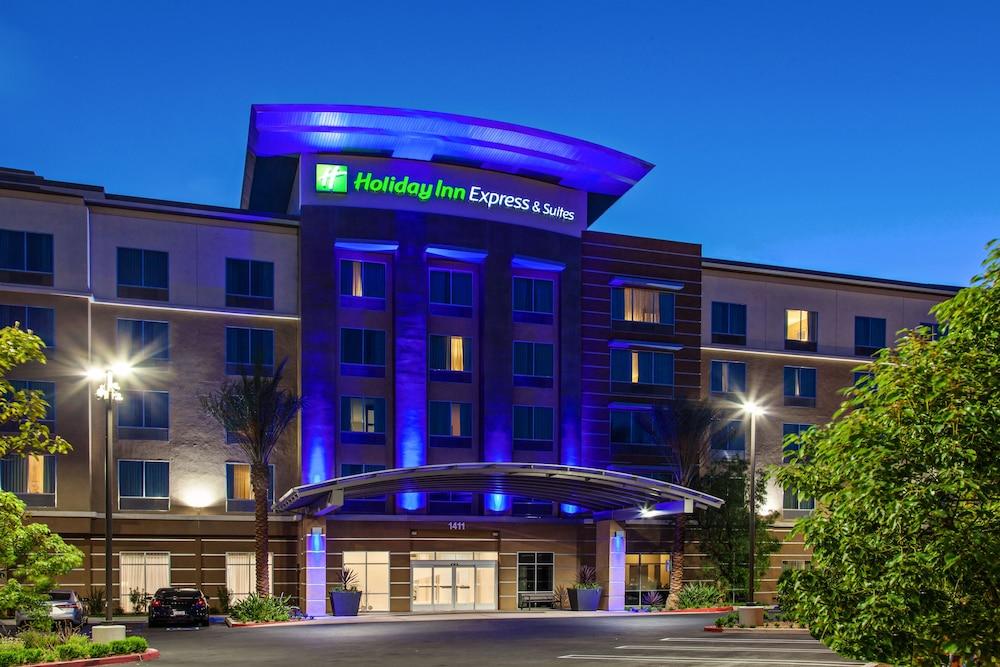 Holiday Inn Express & Suites Anaheim Resort Area — 2