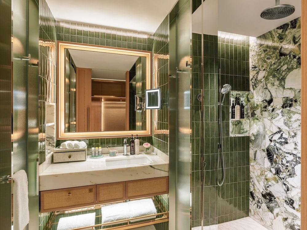 Island Shangri La Hong Kong 11424 — 8