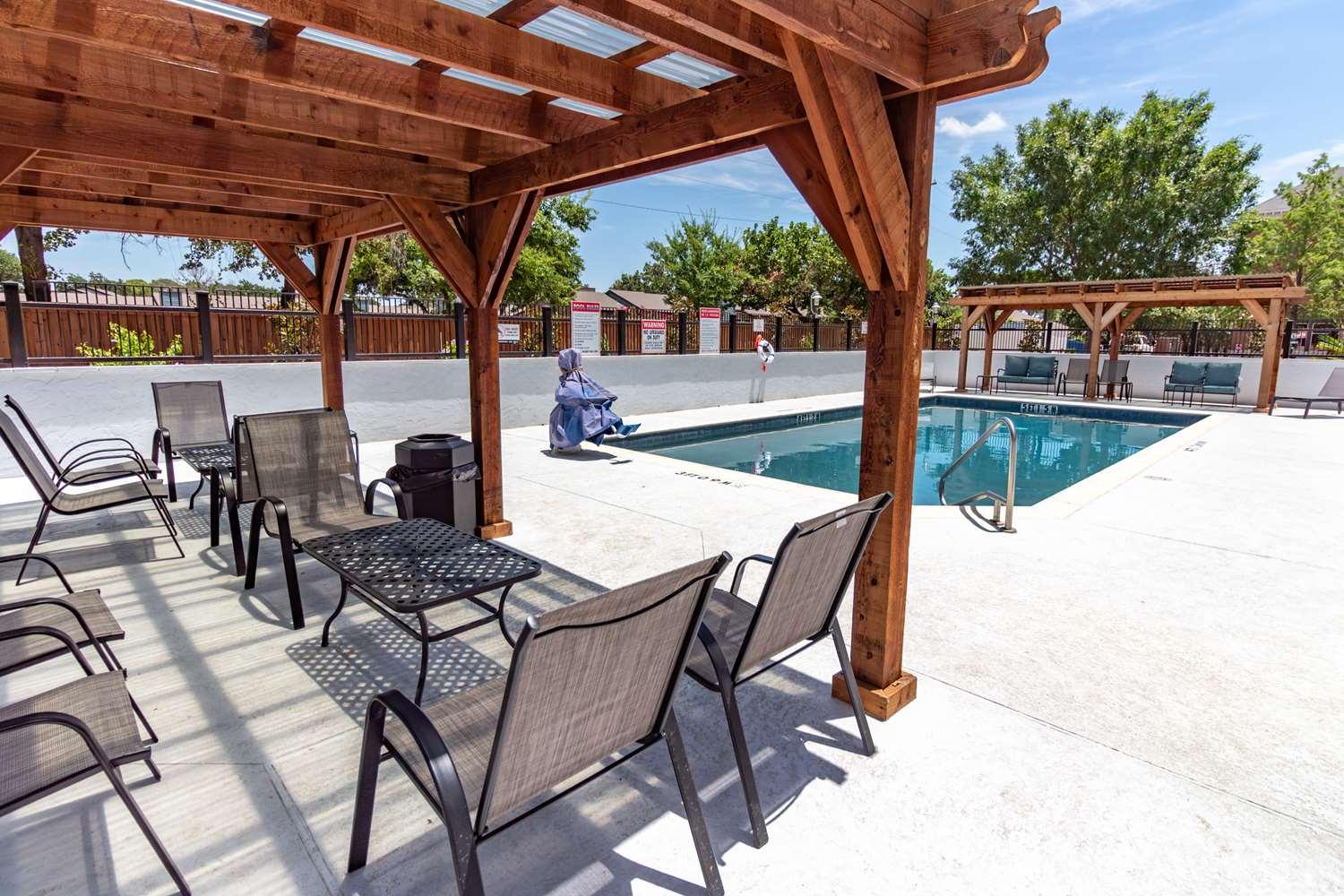Hampton Inn & Suites Denton — 3