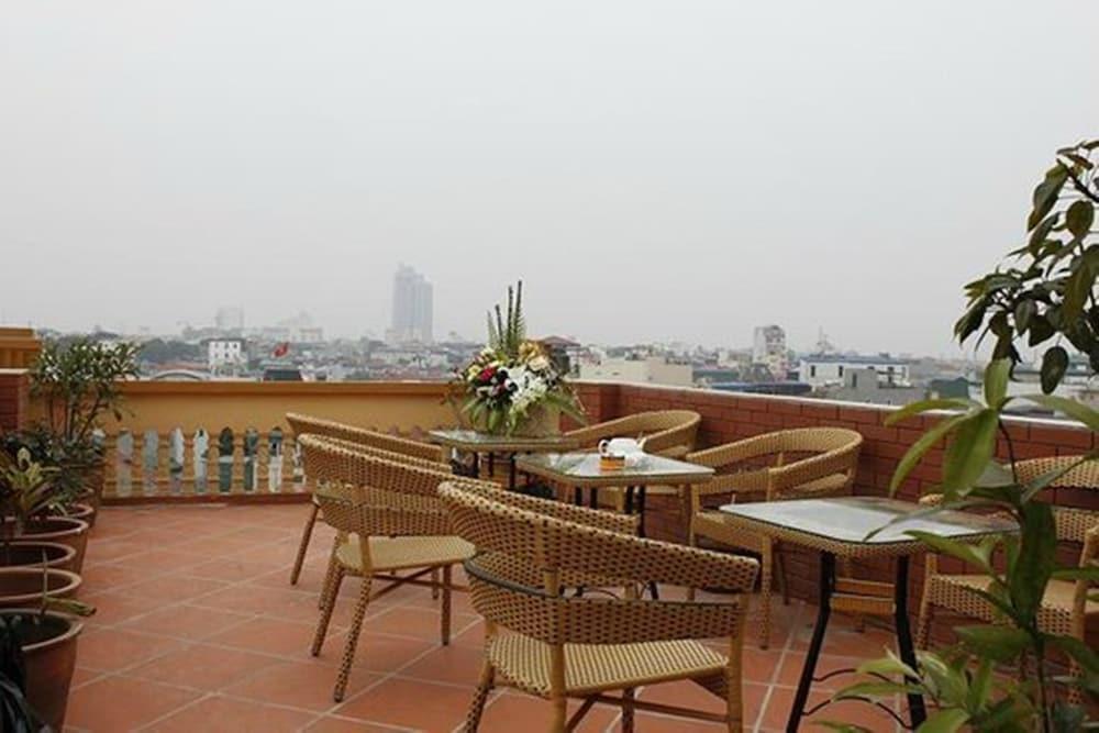 LUCKY 3 HOTEL — 3