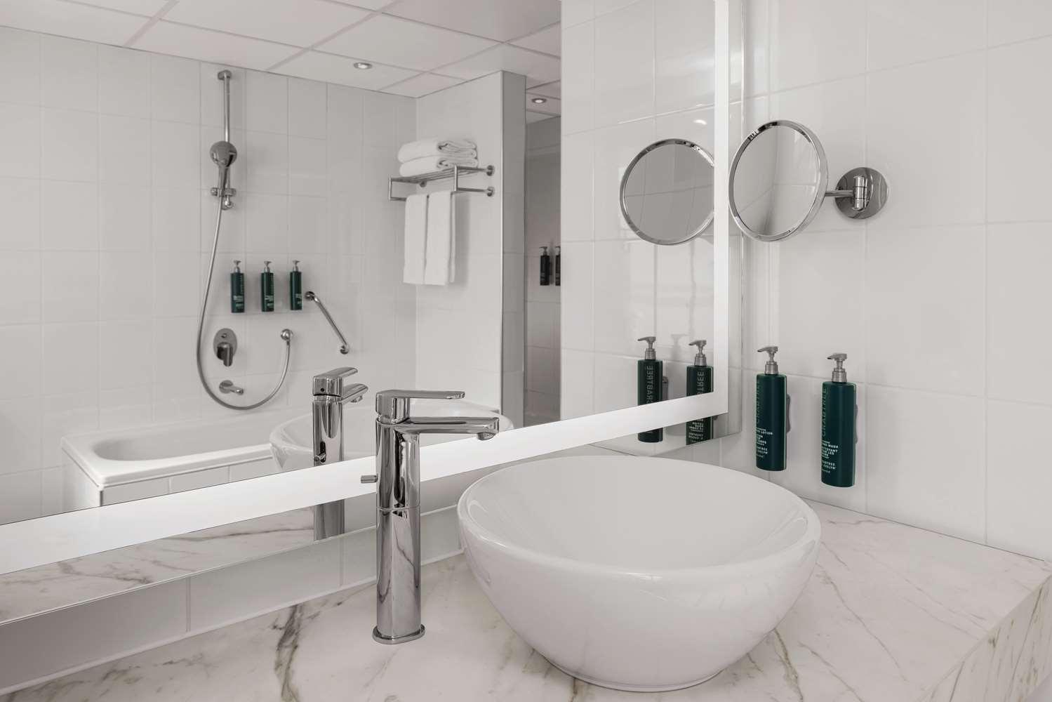 HILTON VIENNA DANUBE WATERFRONT 2304 — 6