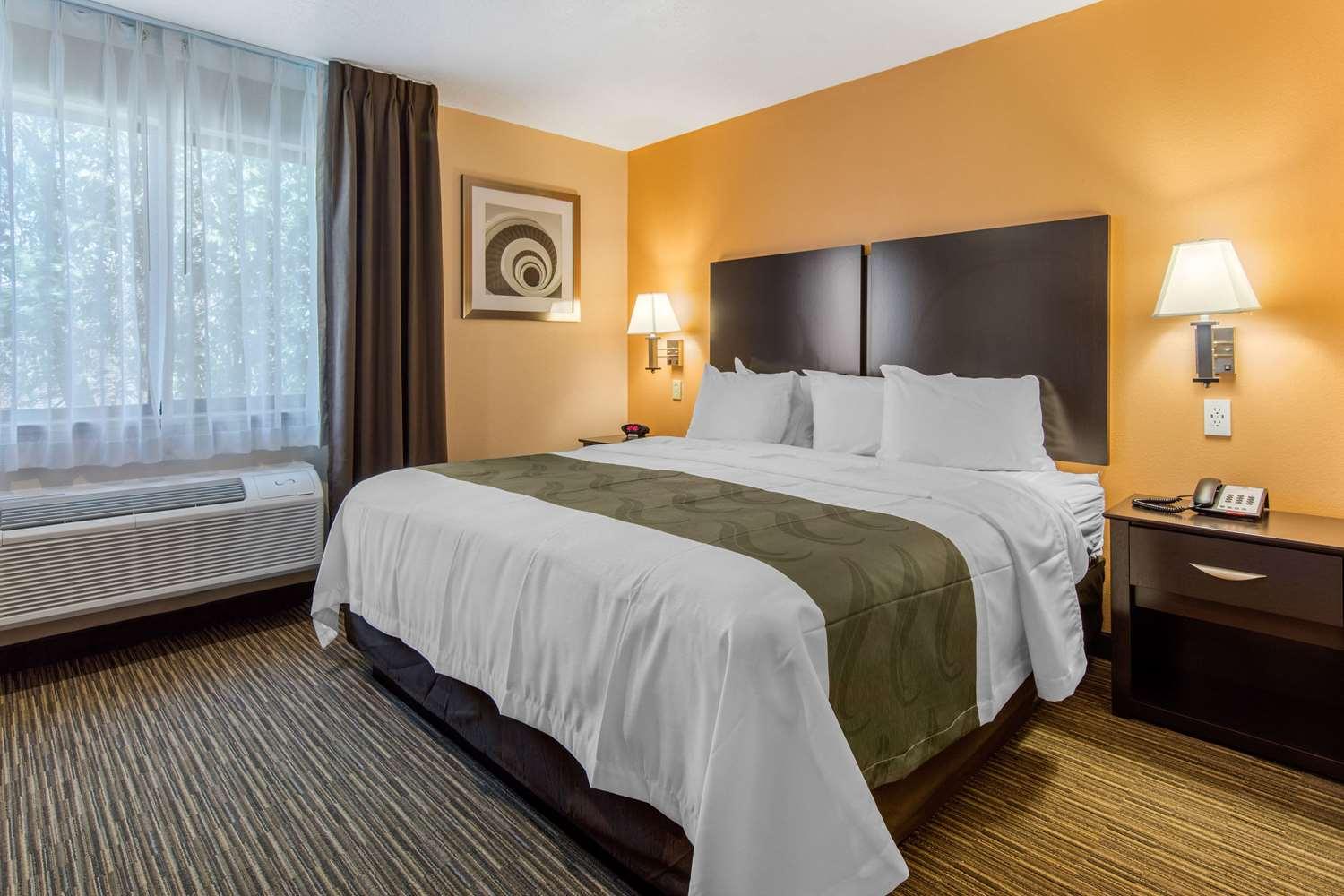 Quality Inn & Suites Albuquerque North Near Balloon Fiesta Park — 9