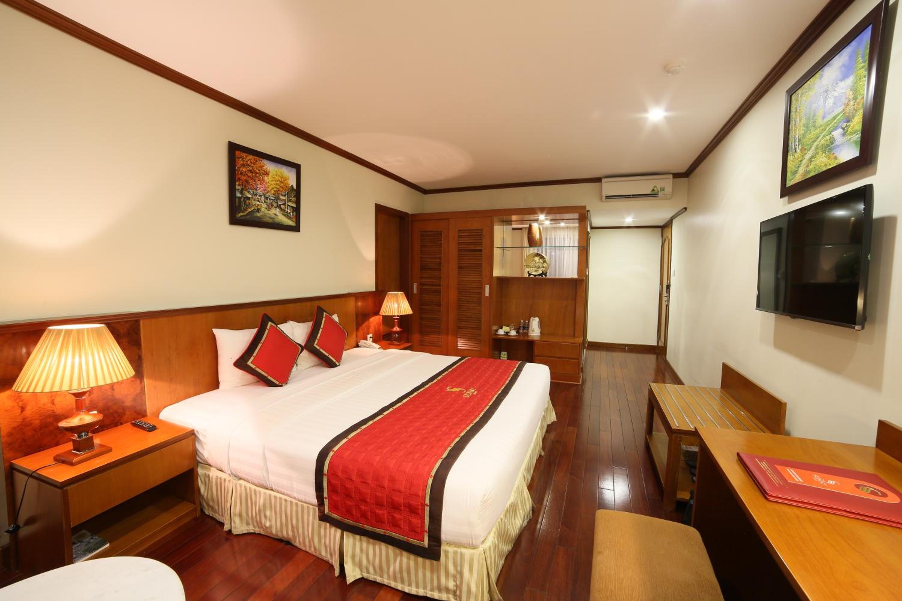 Sunny Hotel 1 — 10