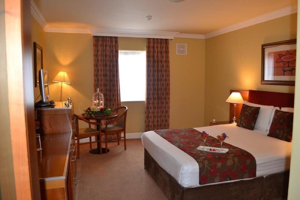 HAMLET COURT HOTEL 97549 — 10