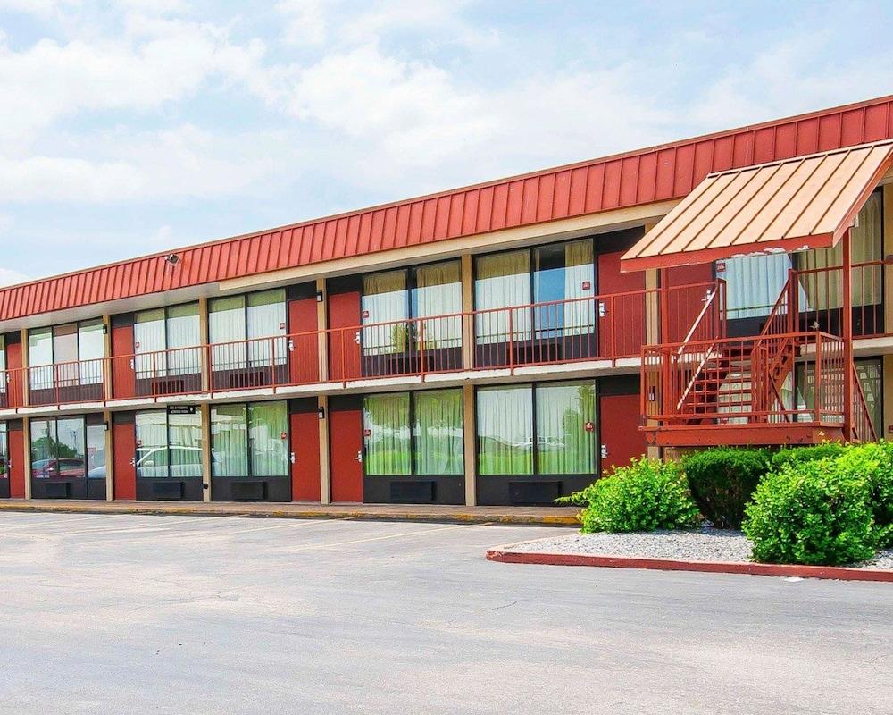 Econo Lodge Dyersburg I-155 — 5