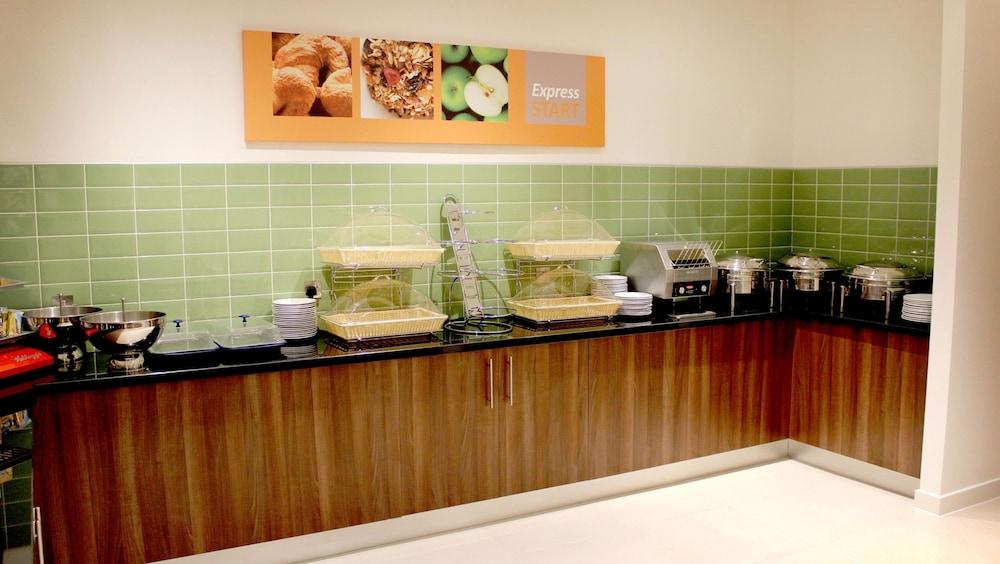 Holiday Inn Express Wakefield — 6