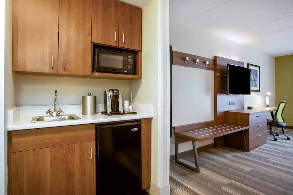 Holiday Inn Express Hotel and Suites Fort Wayne — 9