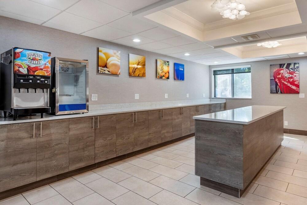Comfort Inn Near Greenfield Village — 6