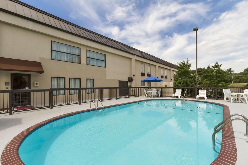 Hampton Inn Forrest City — 5