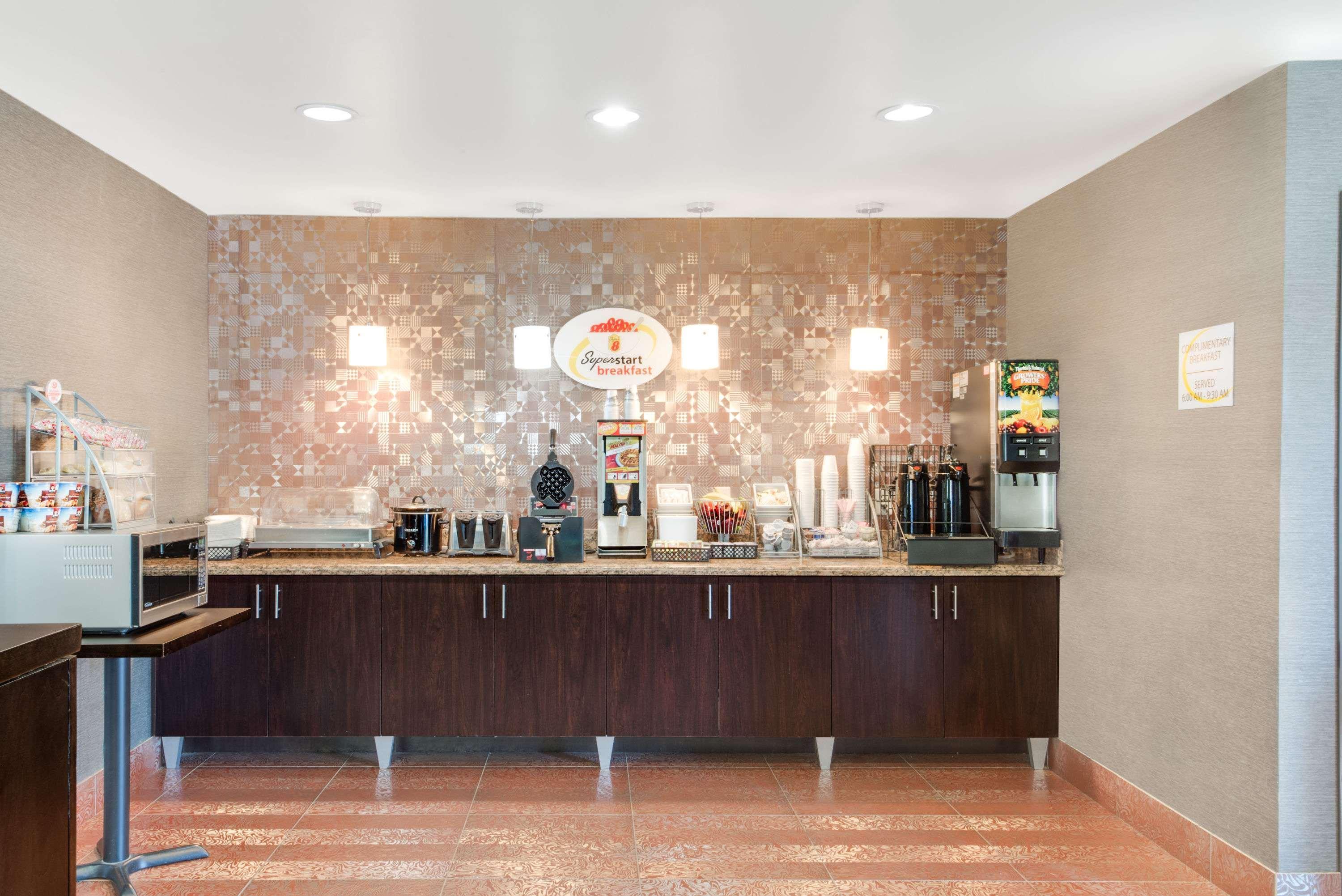 Super 8 by Wyndham Cotulla TX — 5