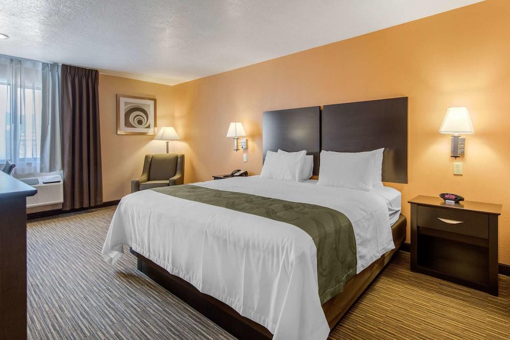 Quality Inn & Suites Albuquerque North Near Balloon Fiesta Park — 10