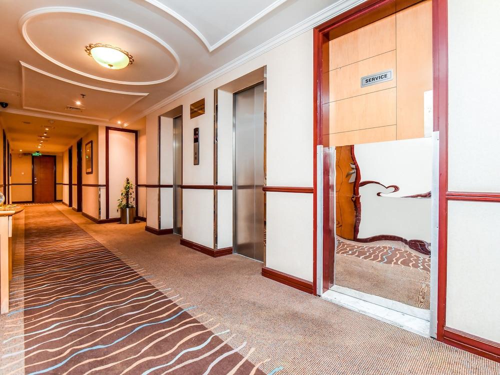 Landmark Summit Hotel — 8