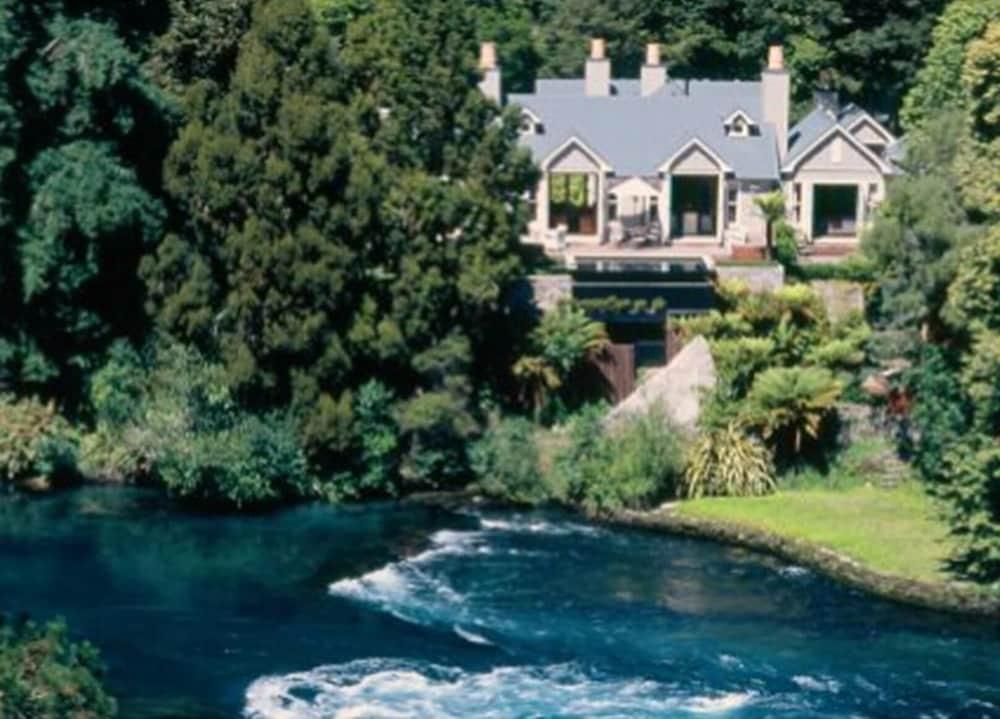 HUKA LODGE 89062 — 10