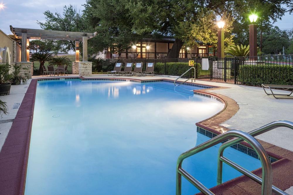 Doubletree By Hilton Austin University Area — 3