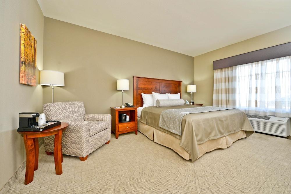 Green Mill Village Hotel & Suites, BW Signature Collection — 9