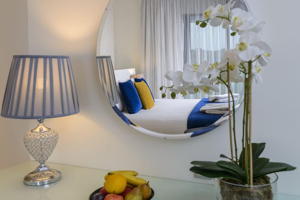 THE HARLEQUIN HOTEL 97449 — 2