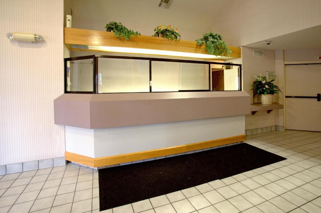 Americas Best Value Inn Addison Dallas — 9