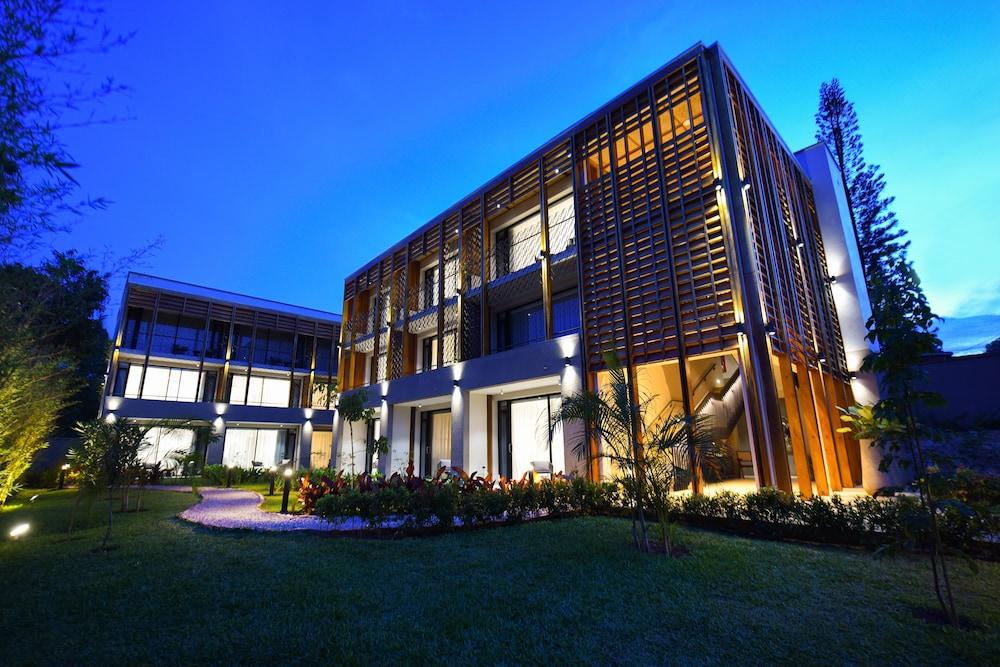 Le Petit Village Hotel