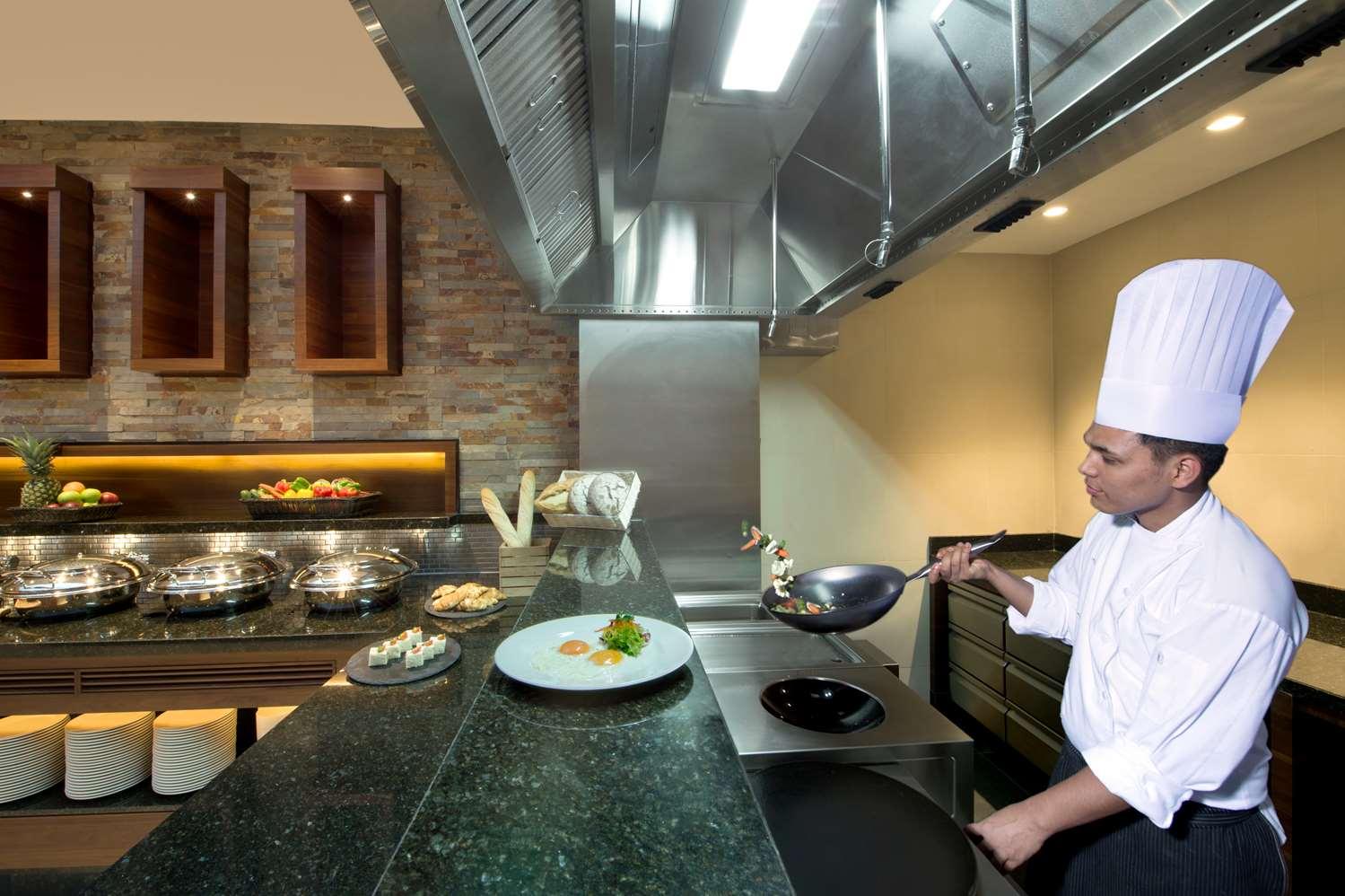 Hilton Garden Inn Dubai Deira — 8
