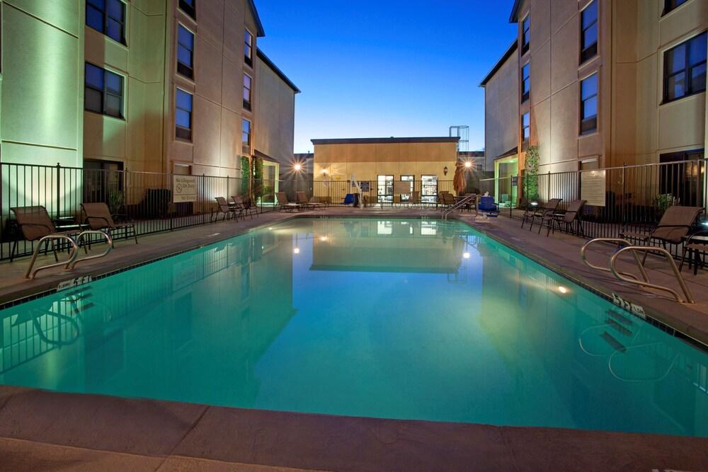 Hampton Inn and Suites El Paso Airport — 4