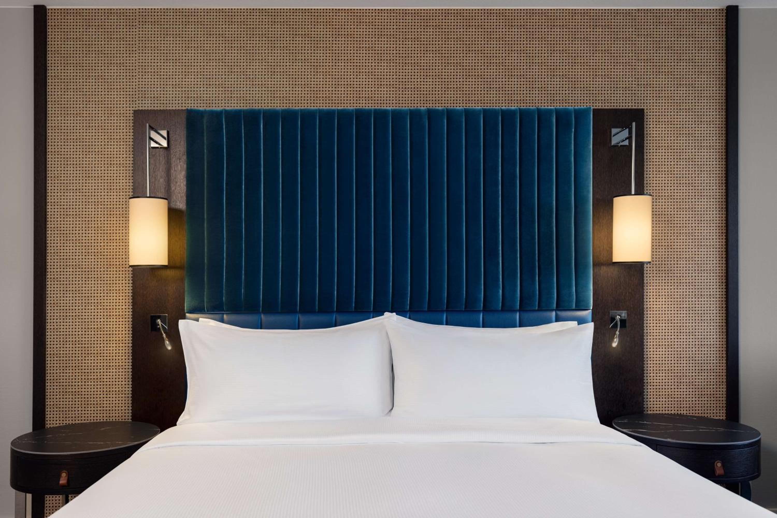 HILTON VIENNA DANUBE WATERFRONT 2304 — 2
