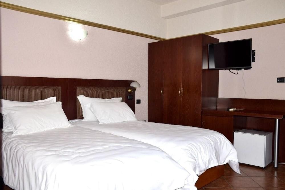 ELYSEE HOTEL — 7