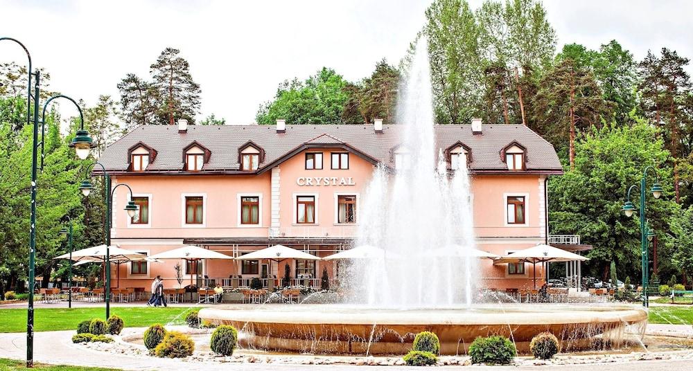 Hotel Crystal 1061868 — 2