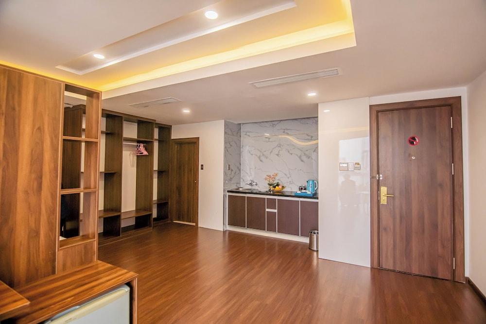 Gold Hotel — 10