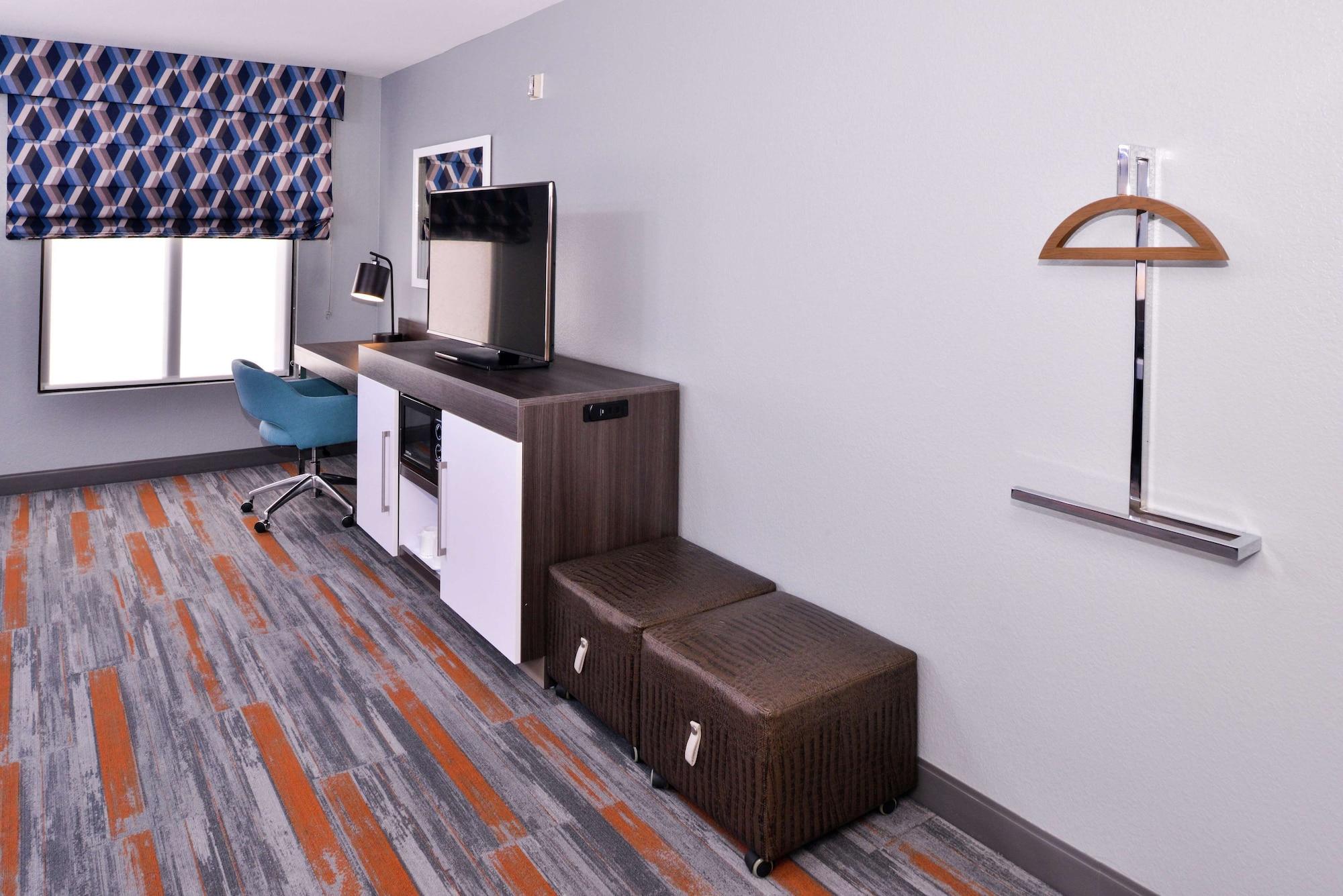Hampton Inn & Suites Legacy Park-Frisco — 2
