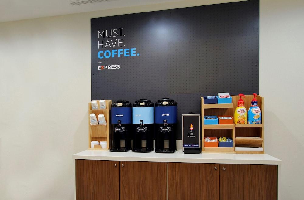 Holiday Inn Express and Suites Austin South — 10