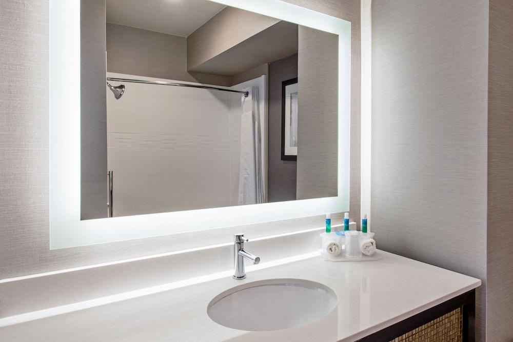 Holiday Inn Express & Suites Anaheim Resort Area — 6